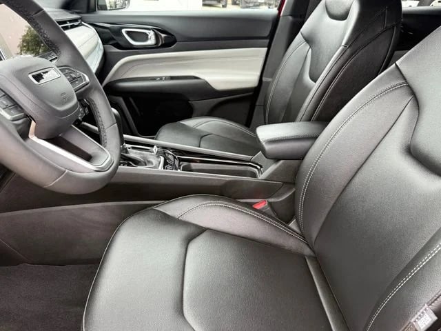 2025 Jeep Compass - Image 10