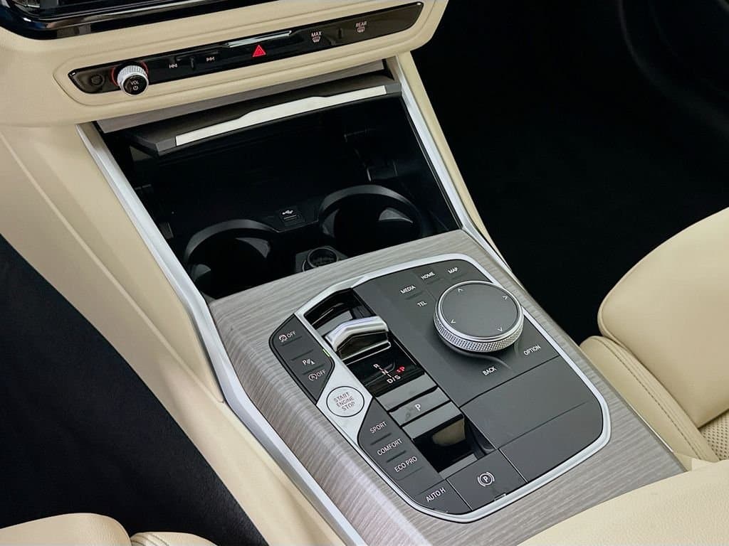 2025 BMW 4 Series - Image 17