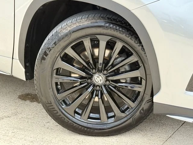 2025 Toyota Highlander - Image 2