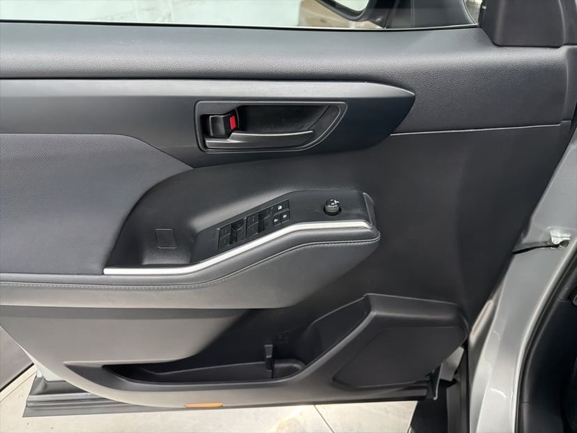 2022 Toyota Highlander - Image 18