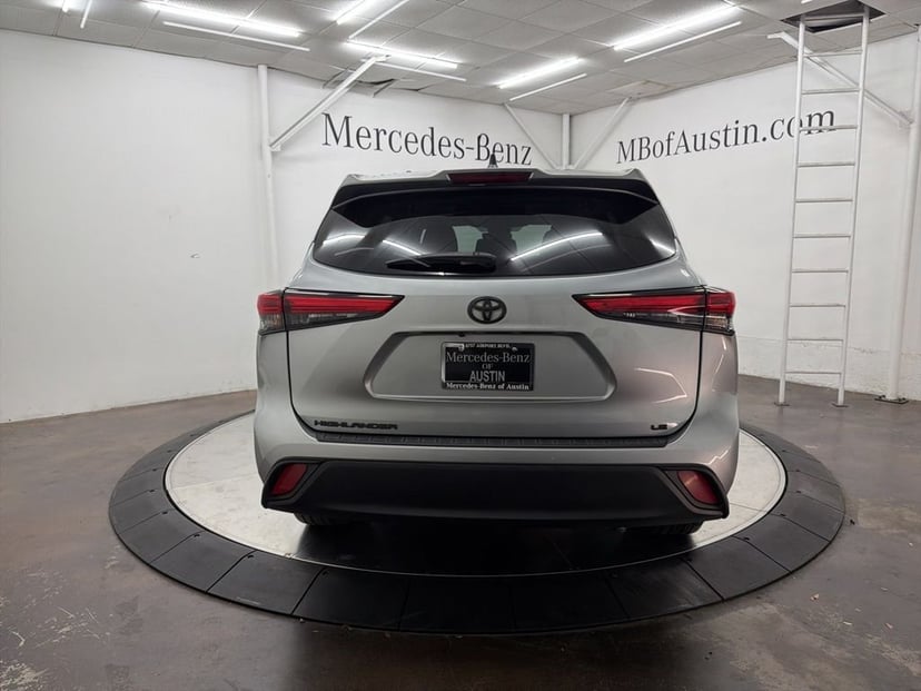 2022 Toyota Highlander - Image 6