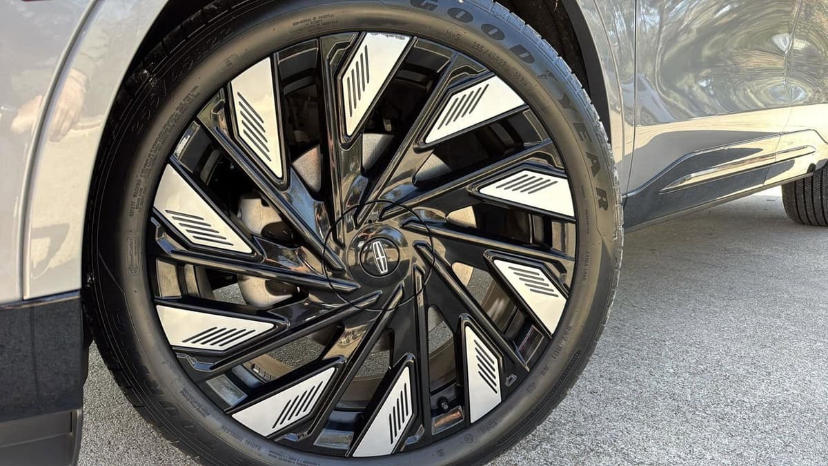 2024 Lincoln Nautilus - Image 9