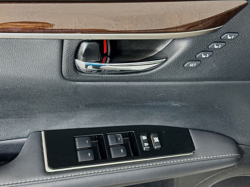 2017 Lexus ES - Image 18