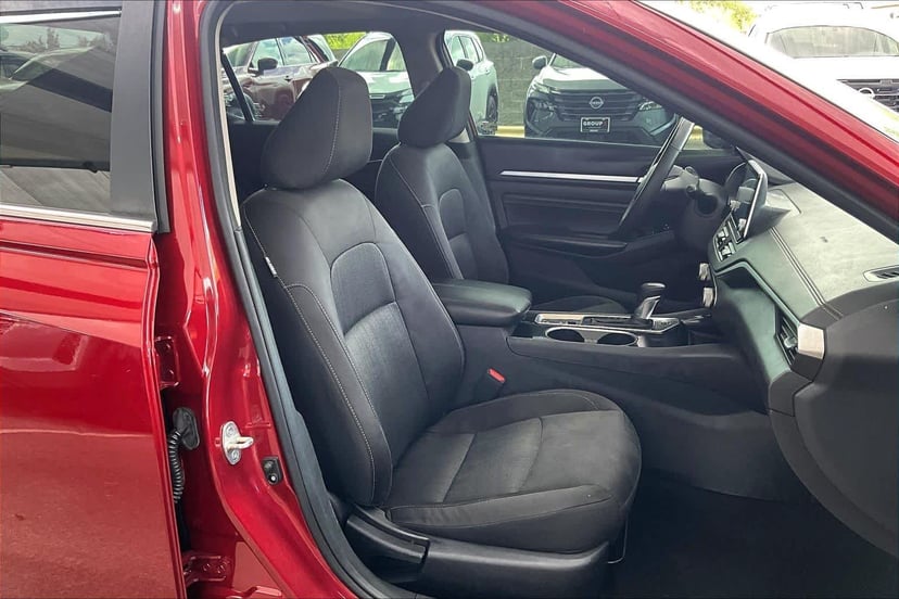 2022 Nissan Altima - Image 9