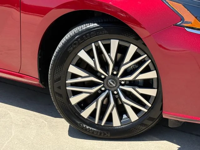 2025 Nissan Altima - Image 2