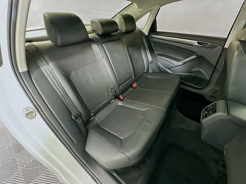 2017 Volkswagen Passat - Image 27