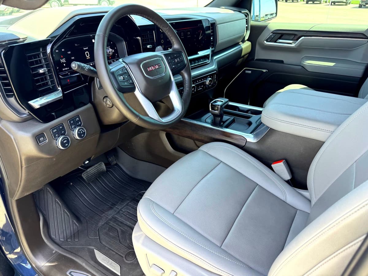 2023 GMC Sierra 1500 - Image 11