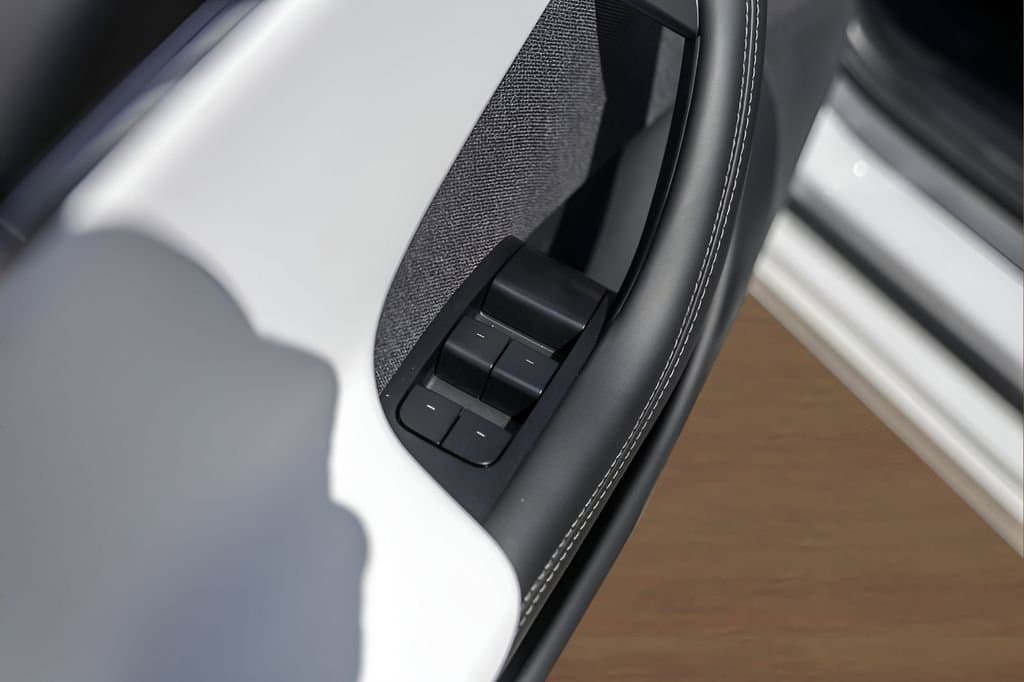 2022 Tesla Model S - Image 17