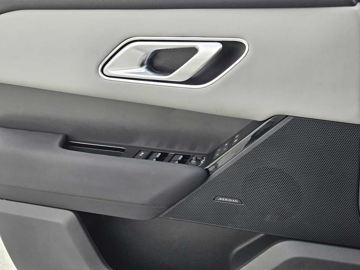 2025 Land Rover Range Rover Velar - Image 20