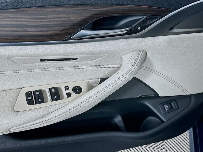 2023 BMW 5 Series - Image 18