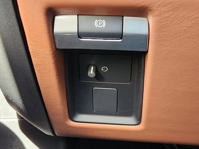 2026 Land Rover Defender 110 - Image 21