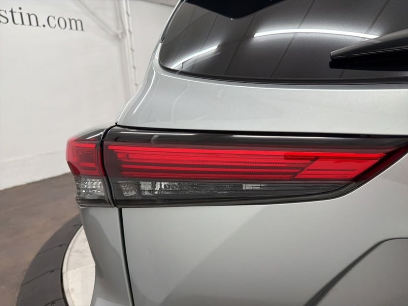 2022 Toyota Highlander - Image 12