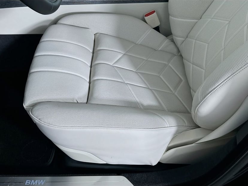 2025 BMW i7 - Image 21
