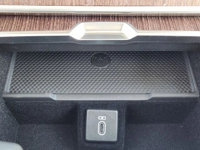 2026 Land Rover Range Rover Plug-In Hybrid - Image 13