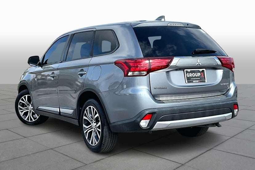 2017 Mitsubishi Outlander - Image 12