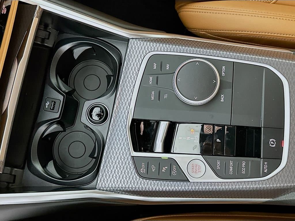 2025 BMW 3 Series - Image 15