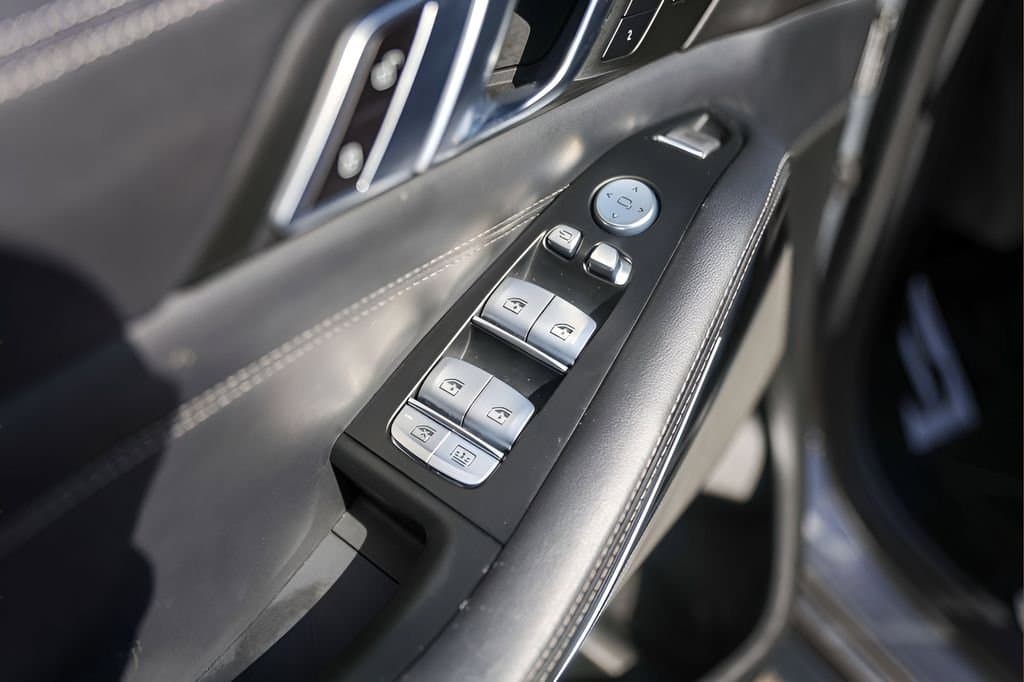 2023 BMW X7 - Image 24