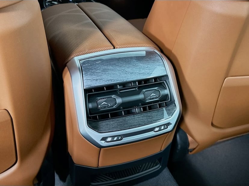 2025 BMW 7 Series - Image 17