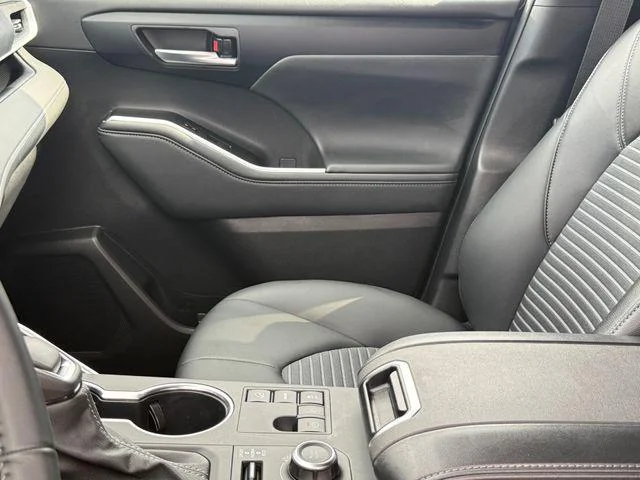 2025 Toyota Highlander - Image 34