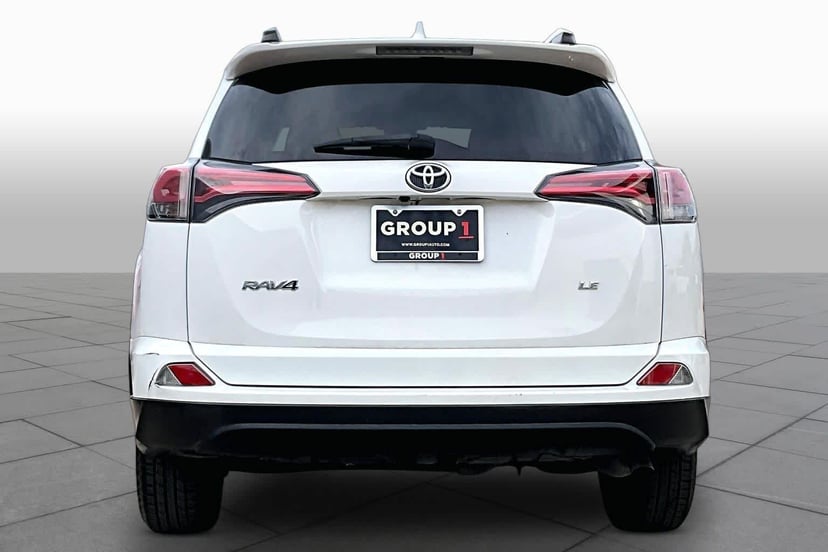 2017 Toyota RAV4 - Image 5
