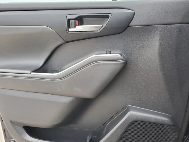 2025 Toyota Highlander - Image 21