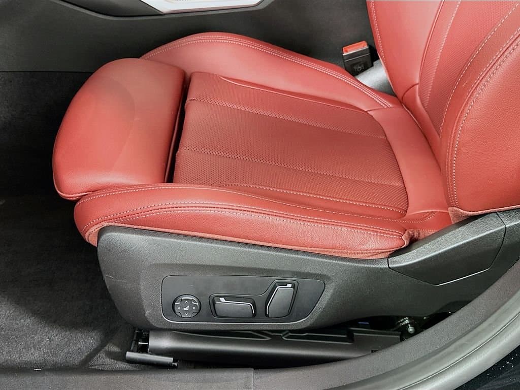 2025 BMW 3 Series - Image 20