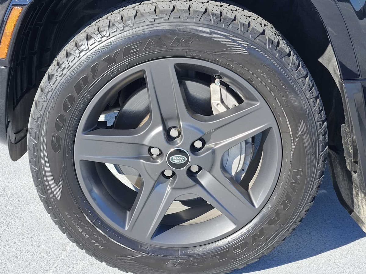 2023 Land Rover Defender - Image 10