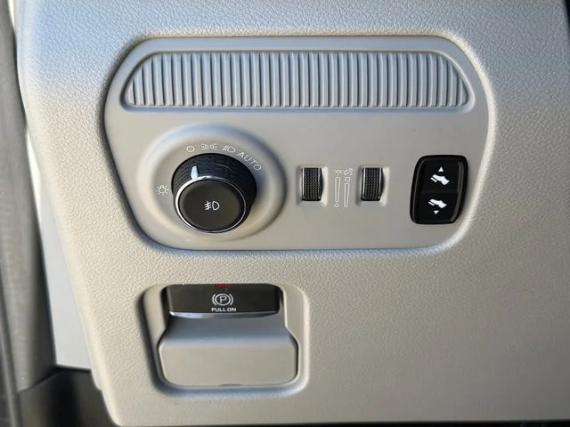 2023 Jeep Grand Wagoneer - Image 21