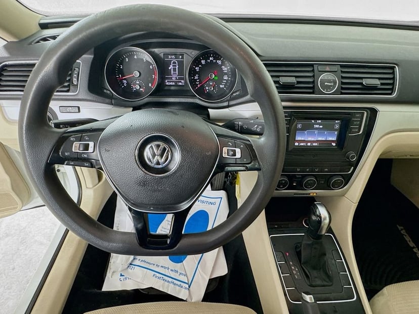 2017 Volkswagen Passat - Image 12