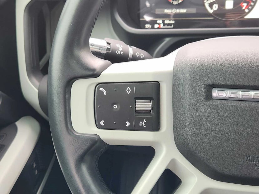 2022 Land Rover Defender - Image 28