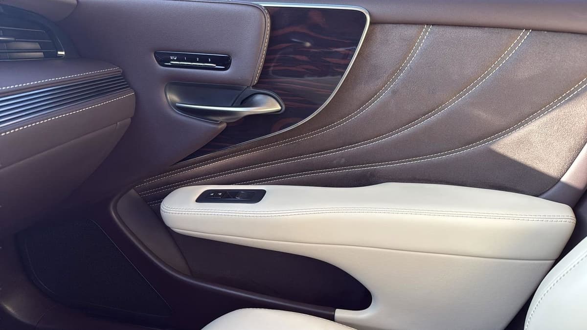 2018 Lexus LS - Image 24