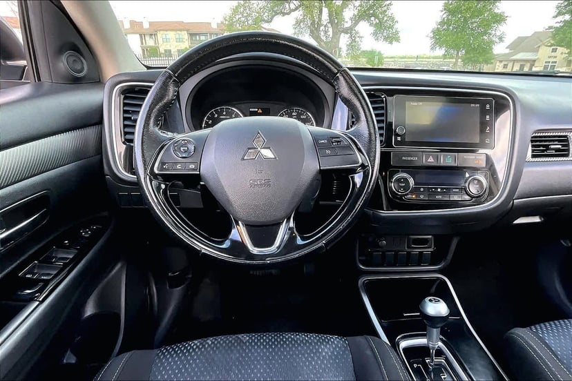 2017 Mitsubishi Outlander - Image 6