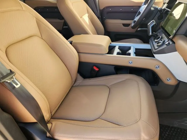2026 Land Rover Defender 130 - Image 10