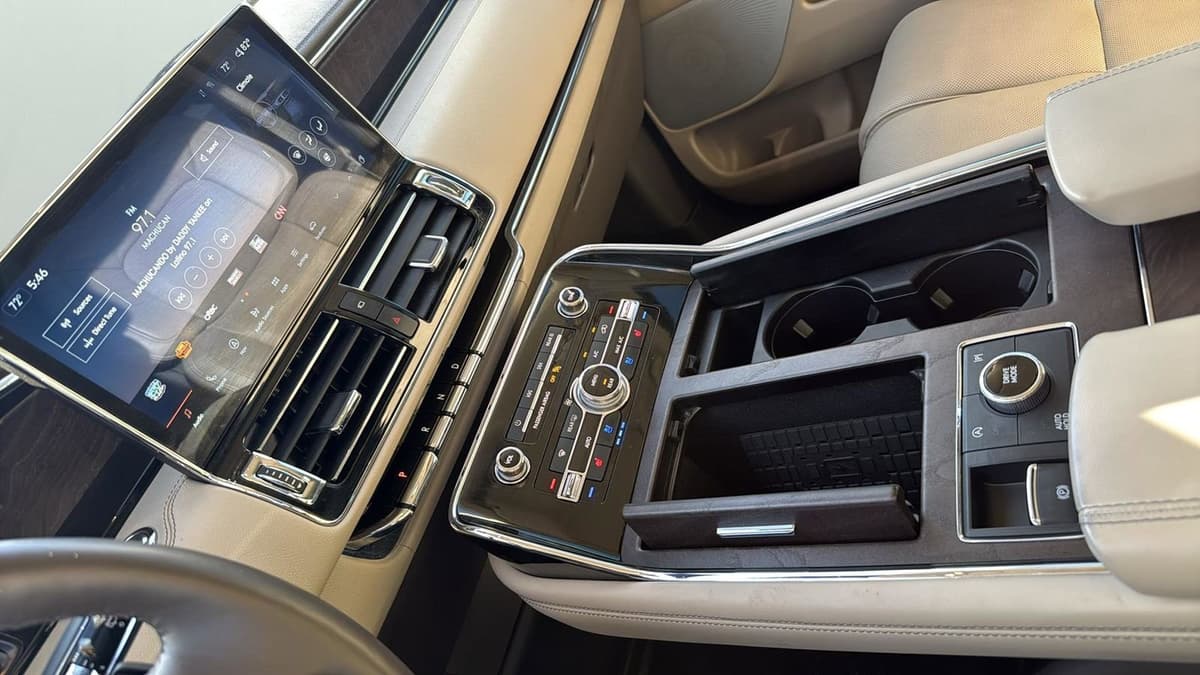 2023 Lincoln Navigator L - Image 21