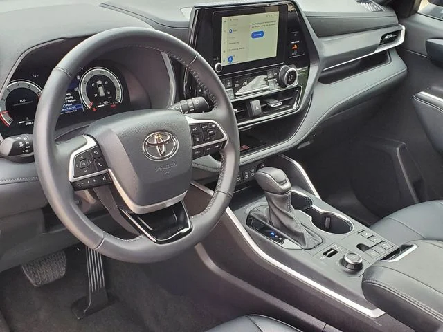 2025 Toyota Highlander - Image 9