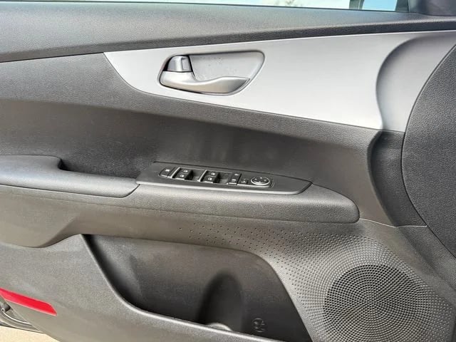 2023 Kia Forte - Image 20