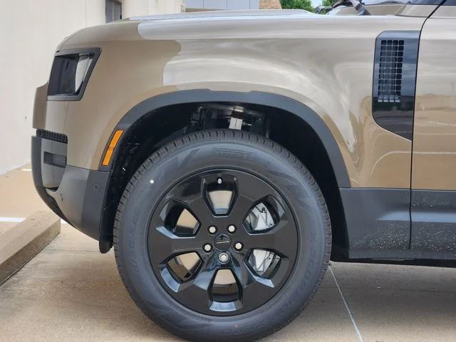 2026 Land Rover Defender 110 - Image 6