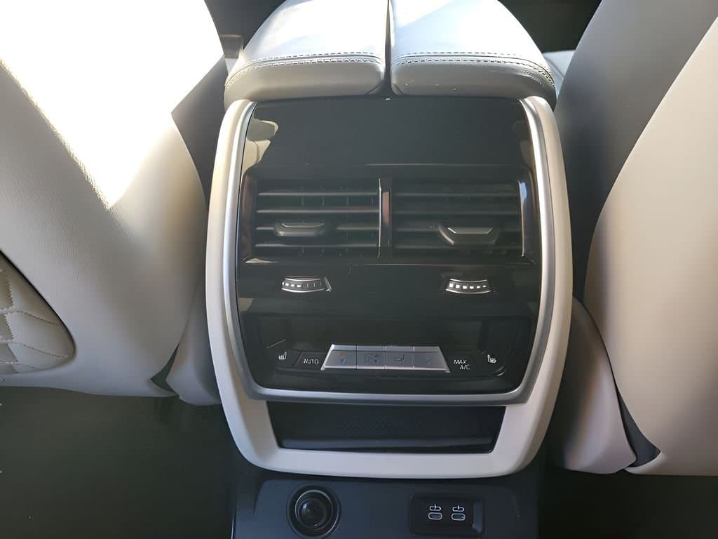 2023 BMW X7 - Image 21