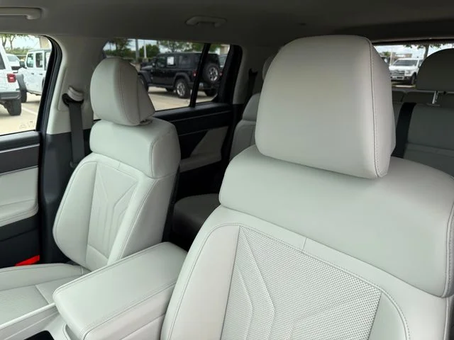 2025 Hyundai Santa Fe - Image 15