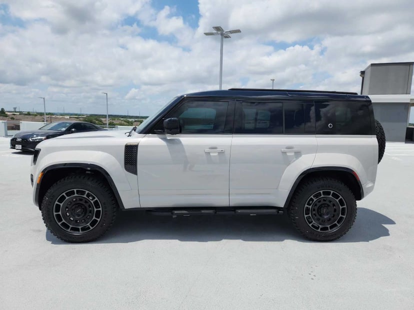 2026 LAND ROVER Defender 110 - Image 4