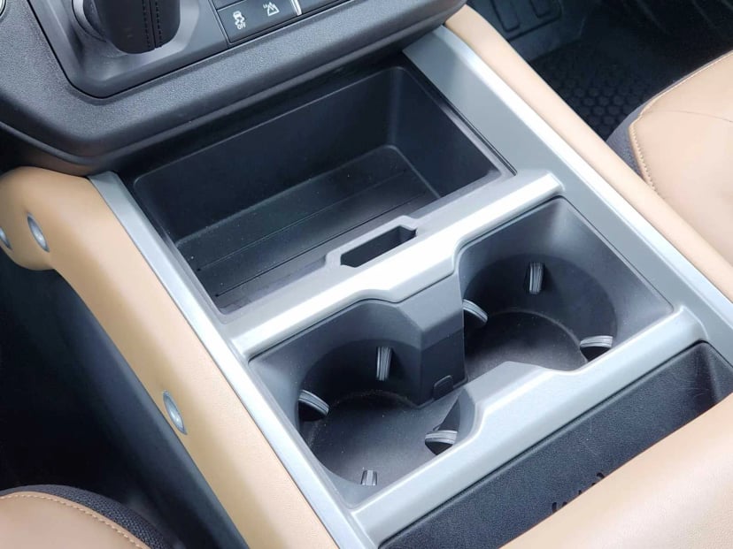 2025 Land Rover Defender - Image 21