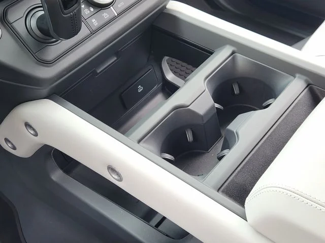 2026 Land Rover Defender 110 - Image 15
