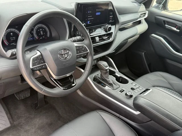 2025 Toyota Highlander - Image 10