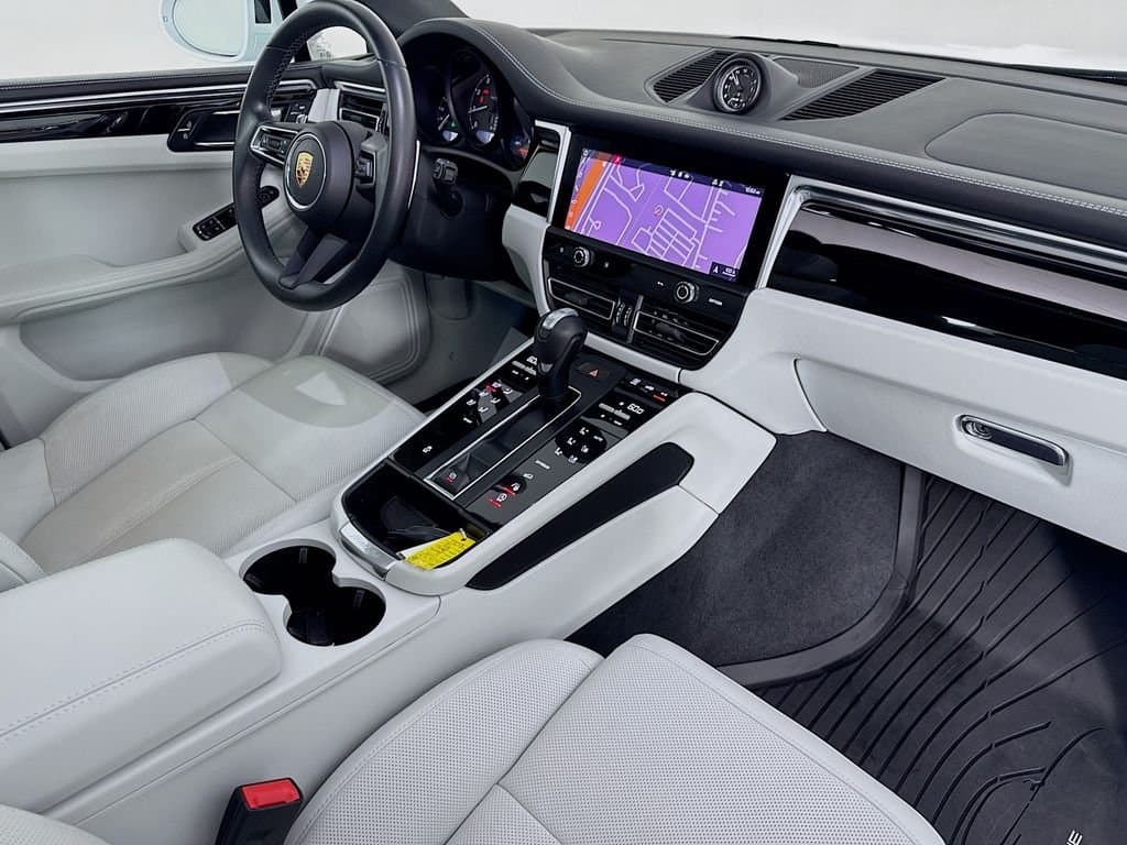 2024 PORSCHE Macan - Image 39
