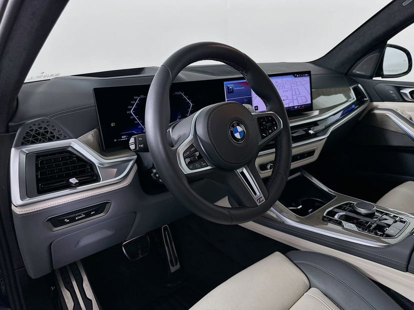 2025 BMW X7 - Image 9