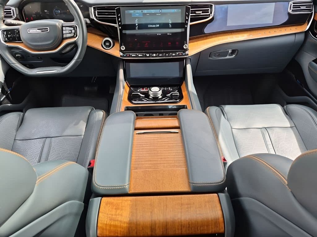 2022 Jeep Grand Wagoneer - Image 23