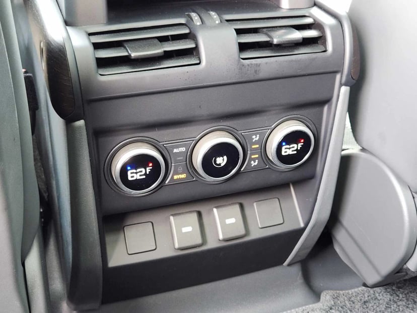 2024 Land Rover Defender - Image 31