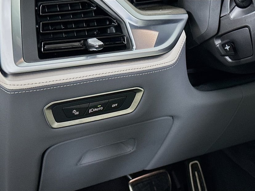 2025 BMW X7 - Image 10
