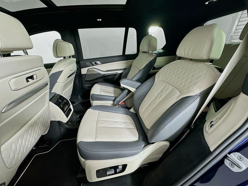 2025 BMW X7 - Image 17