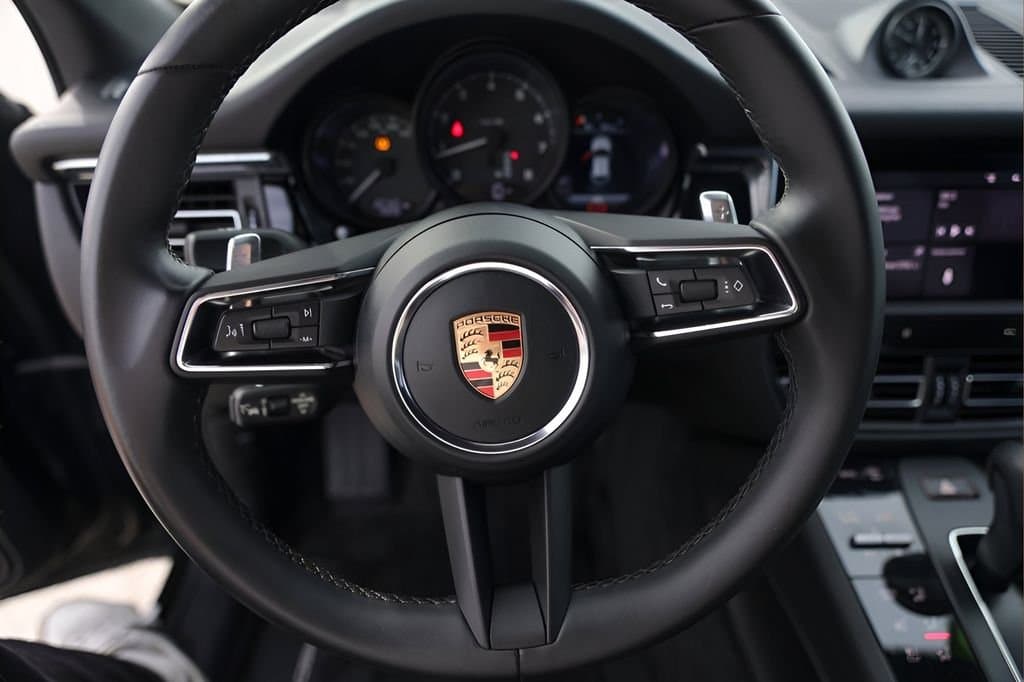 2025 Porsche Macan - Image 12